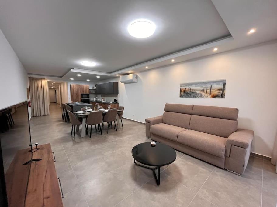 3 Bedroom Seaside Luxury Accommodation - Sleeps 8 St. Paul's Bay Buitenkant foto